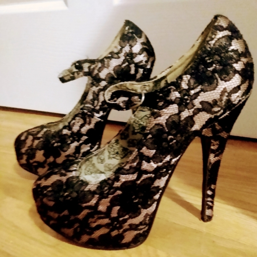 BORDELLO TEEZE SIZE 7 MARY JANE HEELS